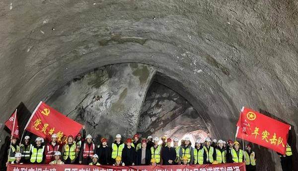 重庆轨道交通27号线12标项目首条隧道顺利贯通