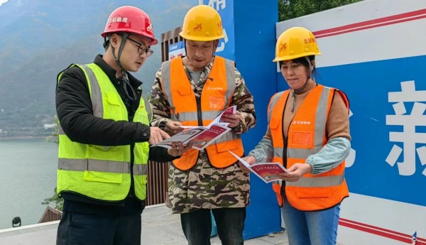 北新融建公司巫山高唐电梯项目“我是一面旗”青年志愿服务队开展宪法宣传周系列活动