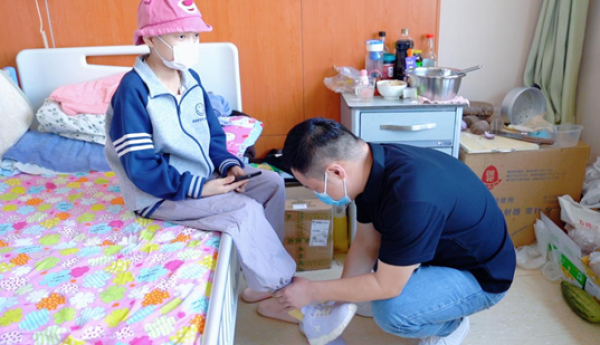 在坚韧与童真的交汇处：10岁女孩王海英的抗癌之路