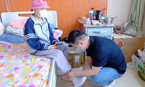 在坚韧与童真的交汇处：10岁女孩王海英的抗癌之路
