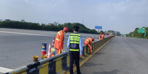 重庆高速执法一支五大队强化路域环境质量提升